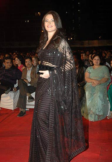 पश्चिमी कपड़ों पर भारी साड़ी । सितारों की मस्ती