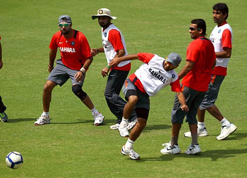 महामुकाबले की मैदान से बाहर की तैयारी । क्रिकेट का बुखार