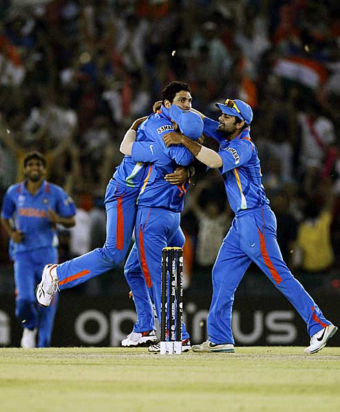 तस्‍वीरों में देखें भारत की रोमांचक जीत । आधी रात का जश्‍न