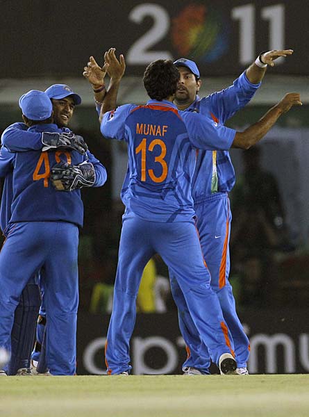 तस्‍वीरों में देखें भारत की रोमांचक जीत । आधी रात का जश्‍न