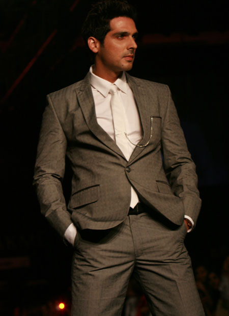 फैशन वीक में मॉडलों ने मोहा मन । फैशन वीक की और तस्‍वीरें