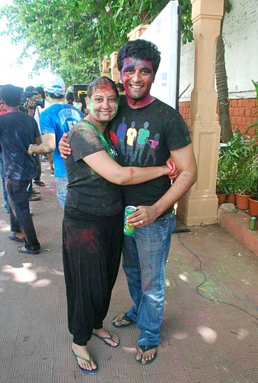 होली की मस्‍ती में डूबे कलाकार | होली के रंग में रंगा देश