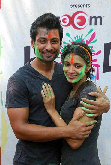 होली की मस्‍ती में डूबे कलाकार | होली के रंग में रंगा देश