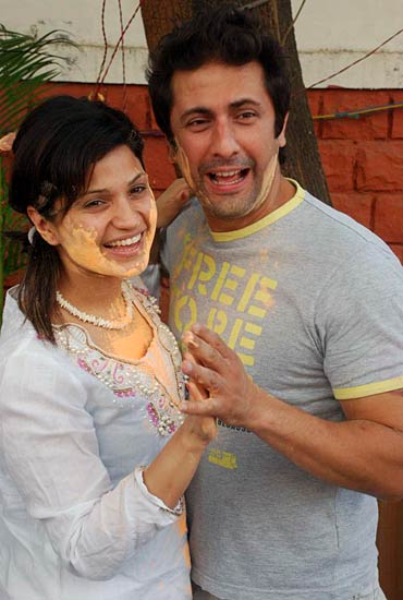 होली की मस्‍ती में डूबे कलाकार | होली के रंग में रंगा देश