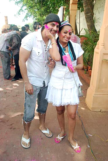 होली की मस्‍ती में डूबे कलाकार | होली के रंग में रंगा देश