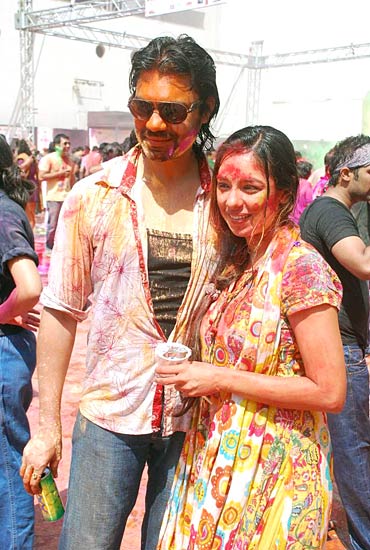 होली की मस्‍ती में डूबे कलाकार | होली के रंग में रंगा देश