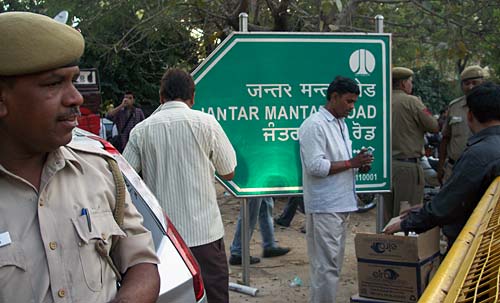 हजारे के आंदोलन की आंधी । करप्‍शन के खिलाफ हल्‍ला बोल