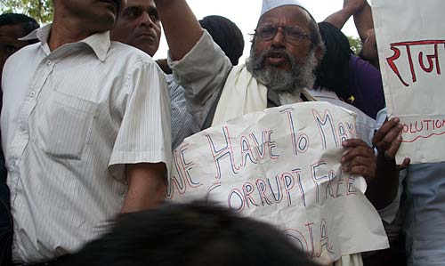 हजारे के आंदोलन की आंधी । करप्‍शन के खिलाफ हल्‍ला बोल