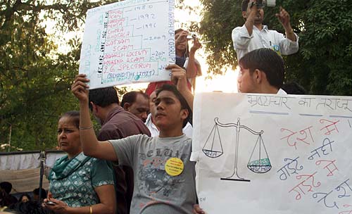 हजारे के आंदोलन की आंधी । करप्‍शन के खिलाफ हल्‍ला बोल