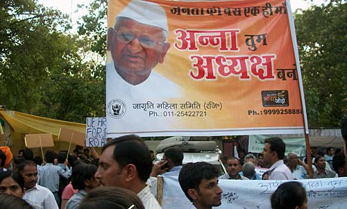 हजारे के आंदोलन की आंधी । करप्‍शन के खिलाफ हल्‍ला बोल