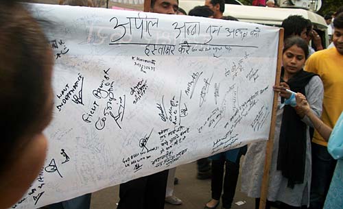 हजारे के आंदोलन की आंधी । करप्‍शन के खिलाफ हल्‍ला बोल