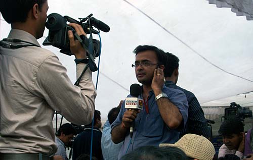 हजारे के आंदोलन की आंधी । करप्‍शन के खिलाफ हल्‍ला बोल