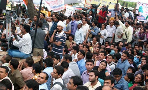 हजारे के आंदोलन की आंधी । करप्‍शन के खिलाफ हल्‍ला बोल