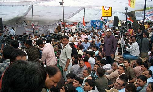 हजारे के आंदोलन की आंधी । करप्‍शन के खिलाफ हल्‍ला बोल