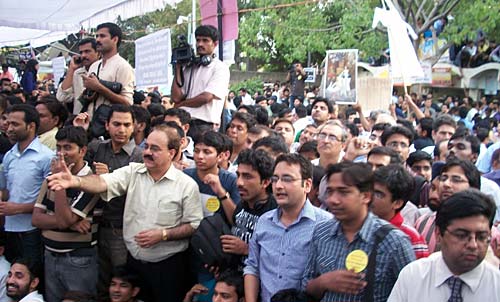 हजारे के आंदोलन की आंधी । करप्‍शन के खिलाफ हल्‍ला बोल