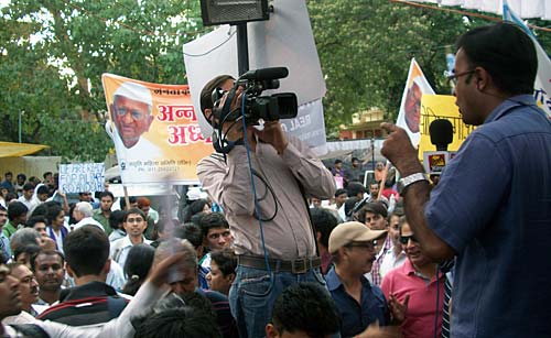 हजारे के आंदोलन की आंधी । करप्‍शन के खिलाफ हल्‍ला बोल