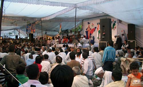 हजारे के आंदोलन की आंधी । करप्‍शन के खिलाफ हल्‍ला बोल