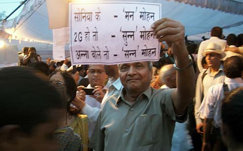 हजारे के आंदोलन की आंधी । करप्‍शन के खिलाफ हल्‍ला बोल