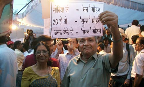 हजारे के आंदोलन की आंधी । करप्‍शन के खिलाफ हल्‍ला बोल