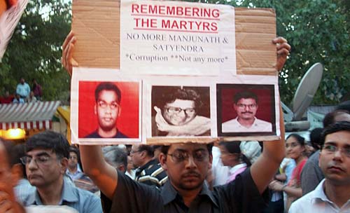 हजारे के आंदोलन की आंधी । करप्‍शन के खिलाफ हल्‍ला बोल