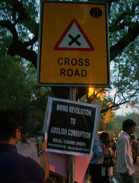 हजारे के आंदोलन की आंधी । करप्‍शन के खिलाफ हल्‍ला बोल