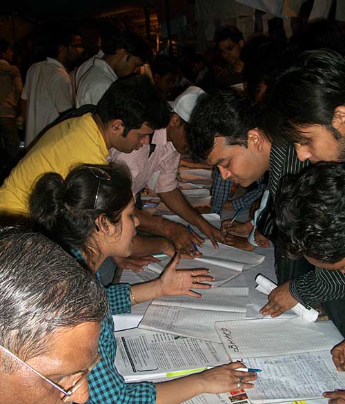 हजारे के आंदोलन की आंधी । करप्‍शन के खिलाफ हल्‍ला बोल