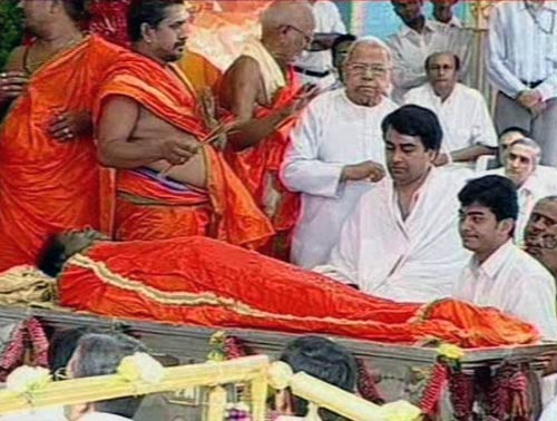 सत्य साईं चिर-समाधि में लीन । सत्य साईं का जीवन