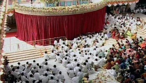 सत्य साईं चिर-समाधि में लीन । सत्य साईं का जीवन