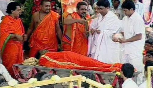 सत्य साईं चिर-समाधि में लीन । सत्य साईं का जीवन