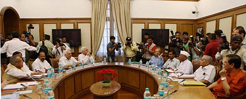 लोकपाल बिल की पहली बैठक । आंदोलन की आंधी