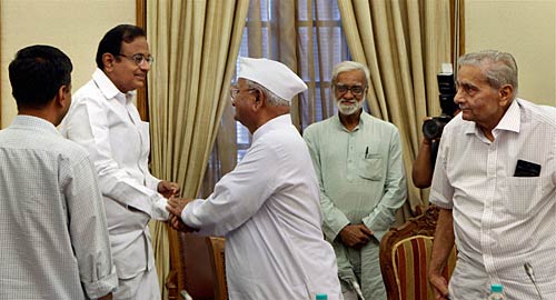 लोकपाल बिल की पहली बैठक । आंदोलन की आंधी