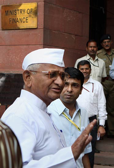 लोकपाल बिल की पहली बैठक । आंदोलन की आंधी