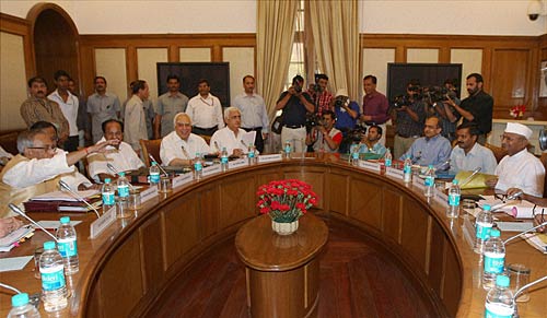 लोकपाल बिल की पहली बैठक । आंदोलन की आंधी