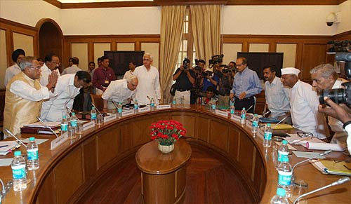 लोकपाल बिल की पहली बैठक । आंदोलन की आंधी