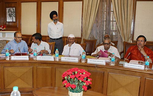 लोकपाल बिल की पहली बैठक । आंदोलन की आंधी