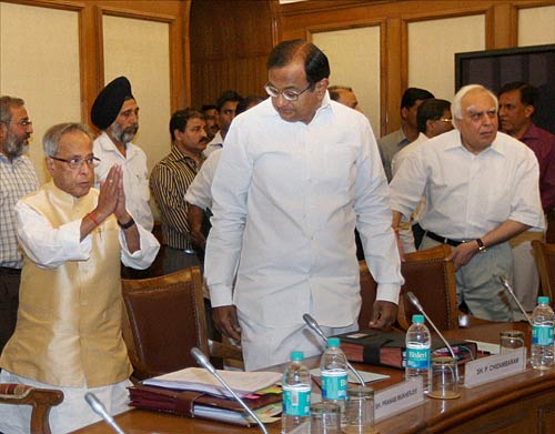 लोकपाल बिल की पहली बैठक । आंदोलन की आंधी