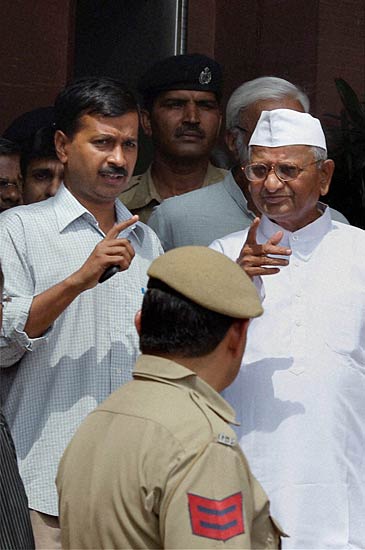 लोकपाल बिल की पहली बैठक । आंदोलन की आंधी