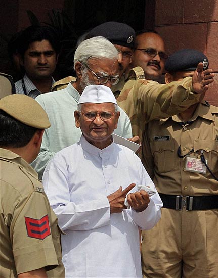 लोकपाल बिल की पहली बैठक । आंदोलन की आंधी