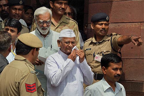 लोकपाल बिल की पहली बैठक । आंदोलन की आंधी