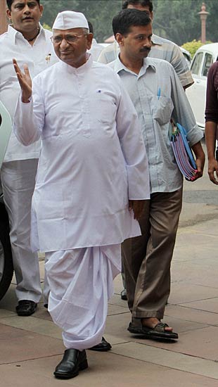 लोकपाल बिल की पहली बैठक । आंदोलन की आंधी