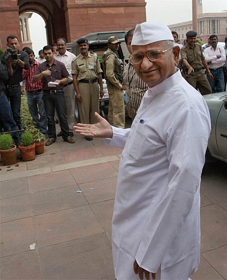 लोकपाल बिल की पहली बैठक । आंदोलन की आंधी