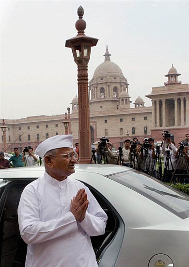 लोकपाल बिल की पहली बैठक । आंदोलन की आंधी