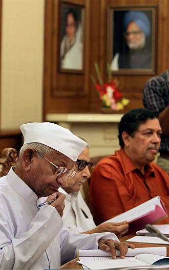 लोकपाल बिल की पहली बैठक । आंदोलन की आंधी