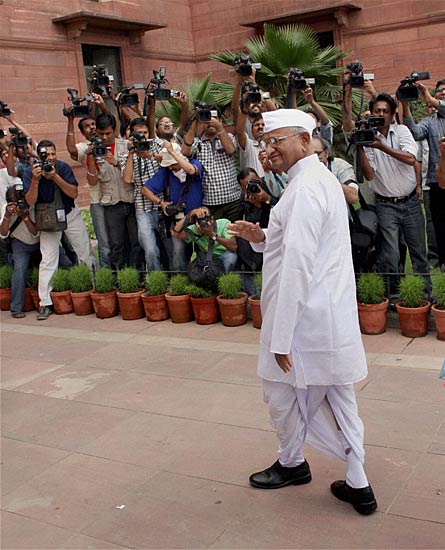 लोकपाल बिल की पहली बैठक । आंदोलन की आंधी