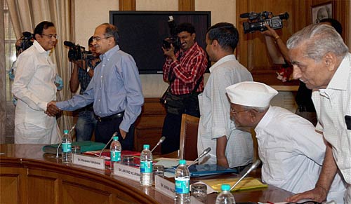 लोकपाल बिल की पहली बैठक । आंदोलन की आंधी