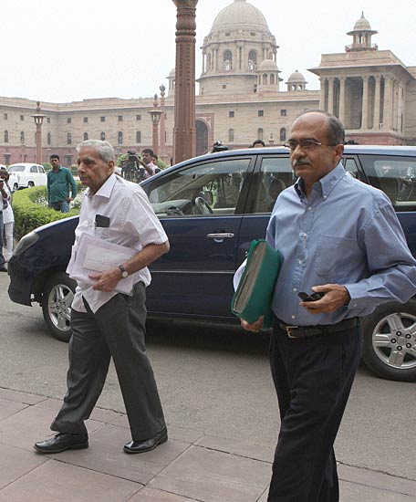 लोकपाल बिल की पहली बैठक । आंदोलन की आंधी