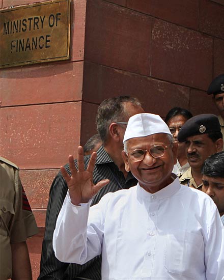 लोकपाल बिल की पहली बैठक । आंदोलन की आंधी