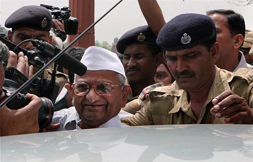 लोकपाल बिल की पहली बैठक । आंदोलन की आंधी