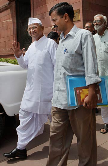 लोकपाल बिल की पहली बैठक । आंदोलन की आंधी