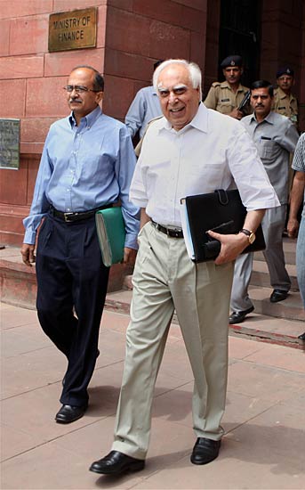 लोकपाल बिल की पहली बैठक । आंदोलन की आंधी